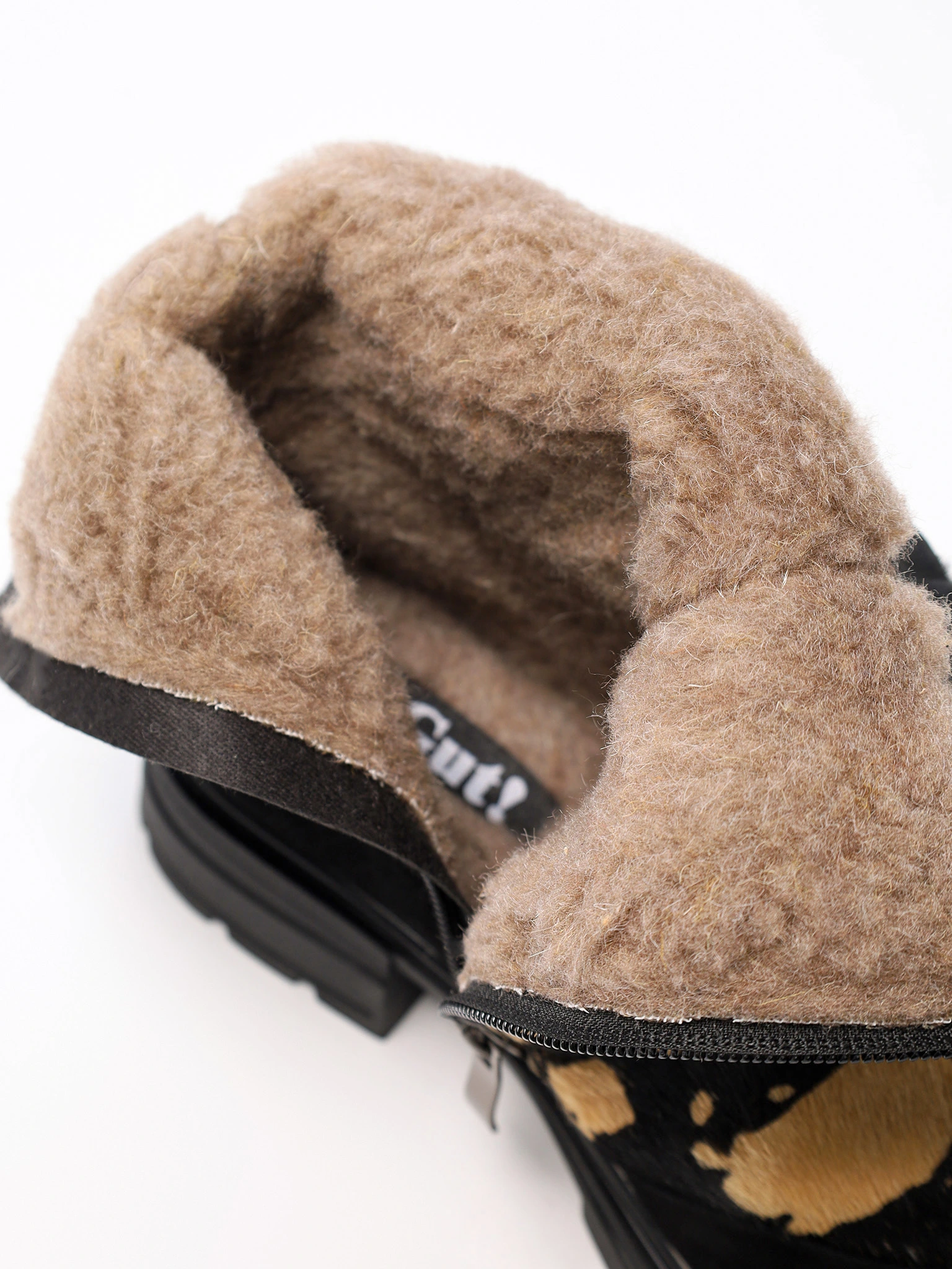 Ботинки комбинированные черного цвета на рельефной подошве